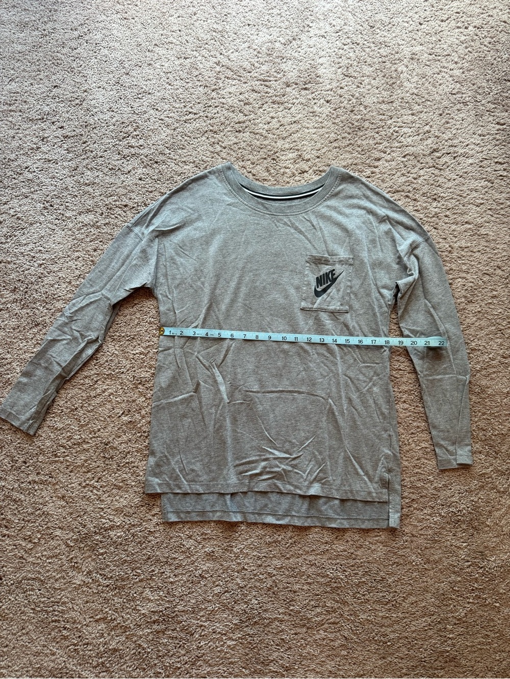 Nike Long Sleeve Pocket Tee in Light Gray Size M